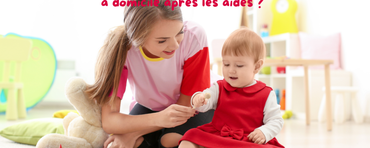 Nounou qui s'occupe d'un bébé